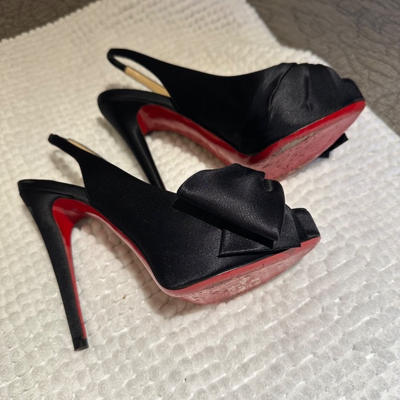 Beautiful like new Louboutin heels - Picture 2 of 3